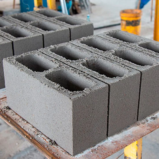 Blocos de concreto em área de produção