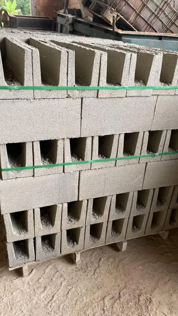 Canaletas de concreto empilhadas para uso em obra
