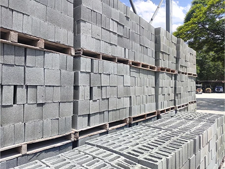 Estoque com blocos de concreto empilhados