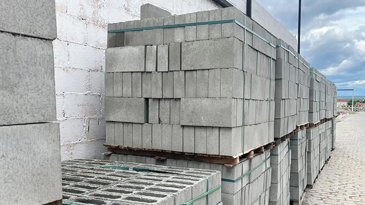 Blocos de concreto armazenados em pallets na Bloco Bom Pastor