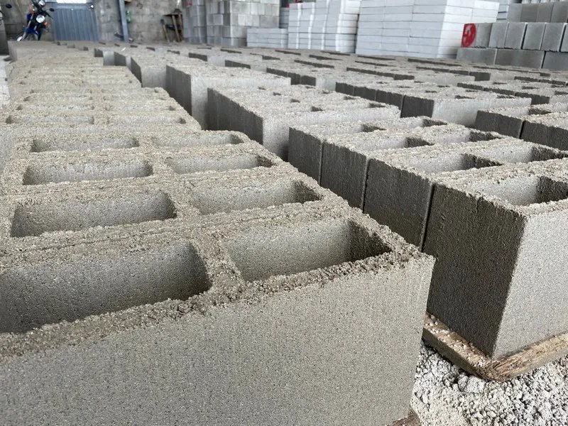 Blocos de concreto na área de produção da Bloco Bom Pastor